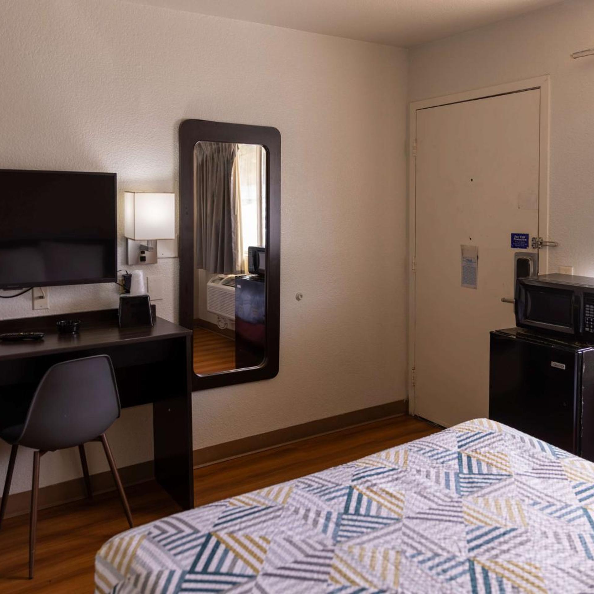 1 Queen Bed - Mobility Access Ri Shwr Nsmk, Motel6 Lufkin, TX 3/10