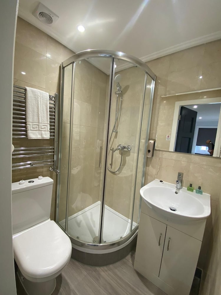 HYDE PARK SUITES 50/55