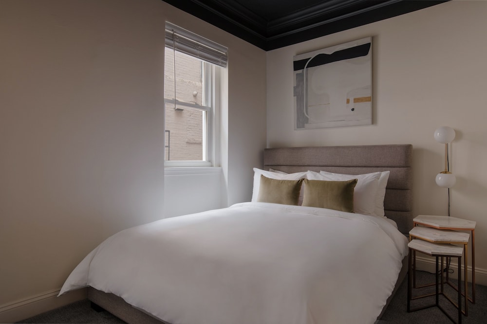 STANDARD, QUEEN BED
