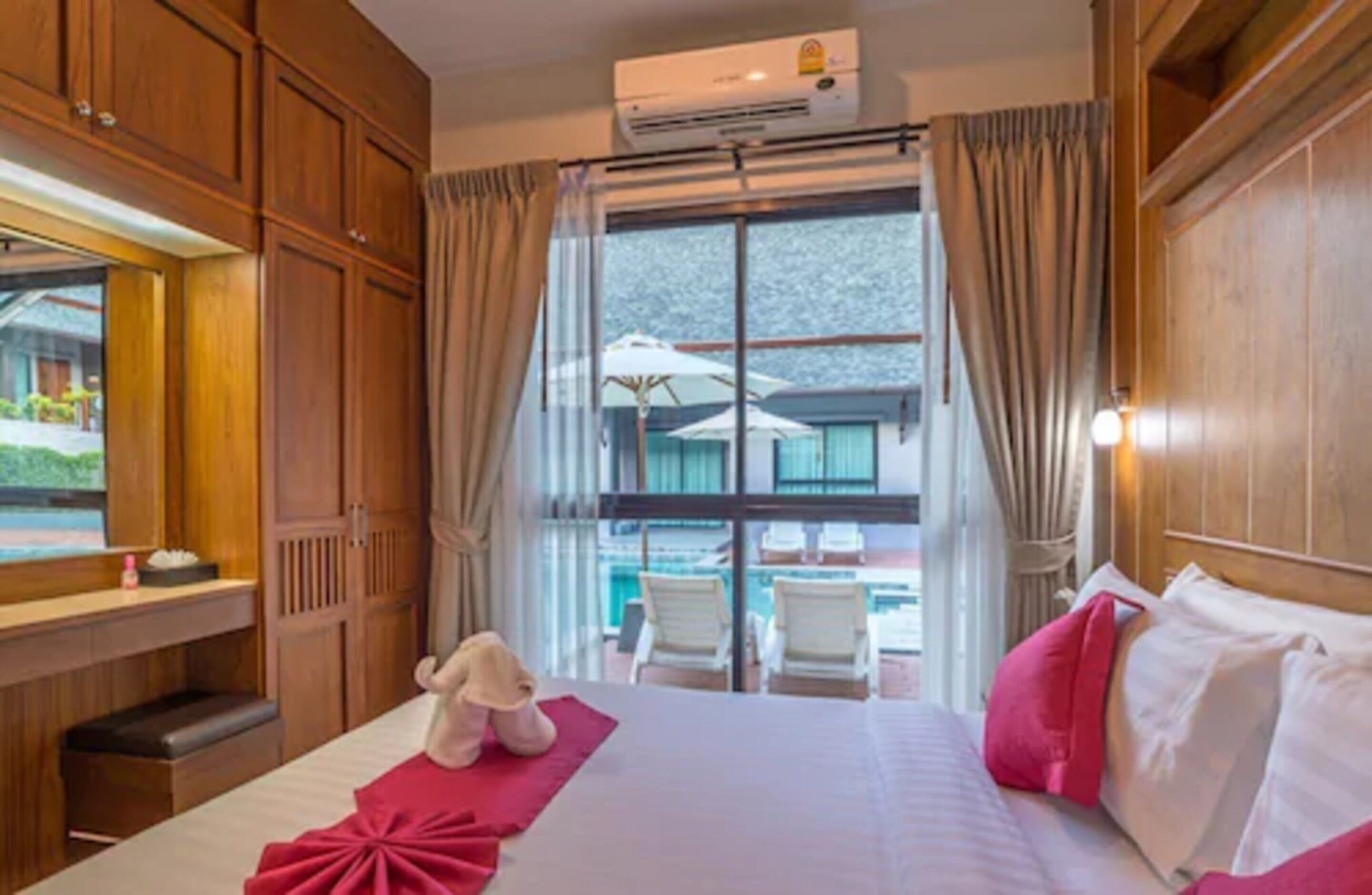 2 BEDROOMS, VILLA, POOL ACCESS