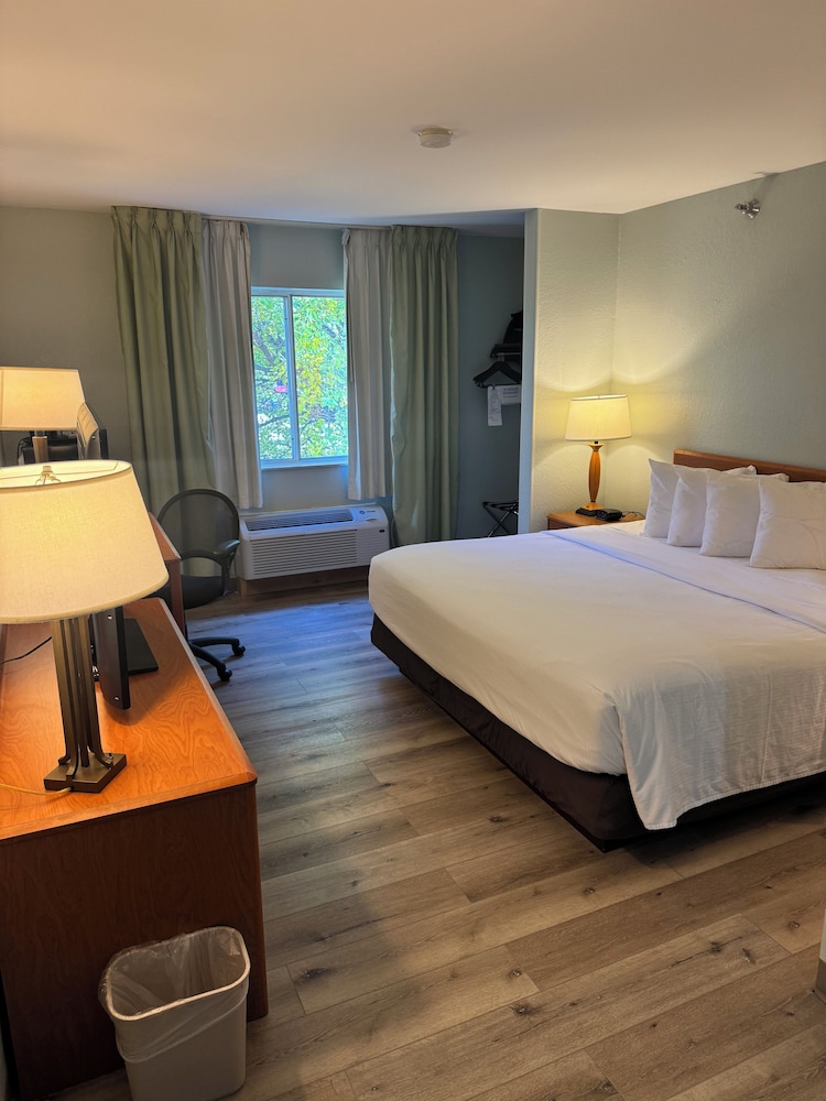 غرفة بسرير كينج، Wingate By Wyndham Sioux City 2/5
