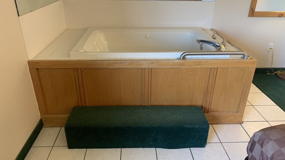 Regency Inn And Suites 4/51