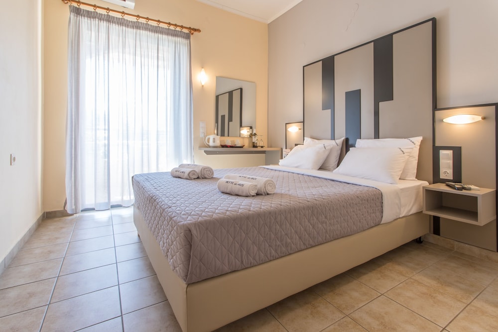 ROOM, TWIN BEDS