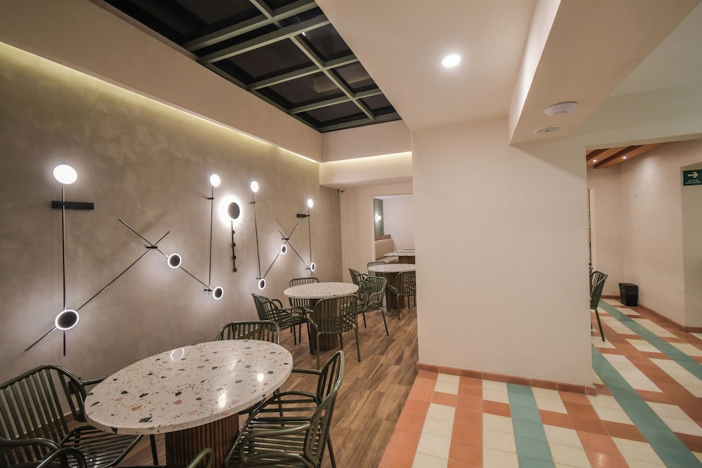 Expo Satelite Hotel and Suites 48/58