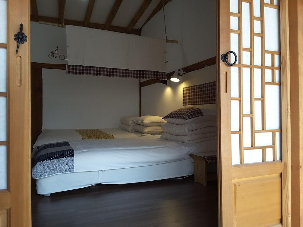5 Bedrooms, House