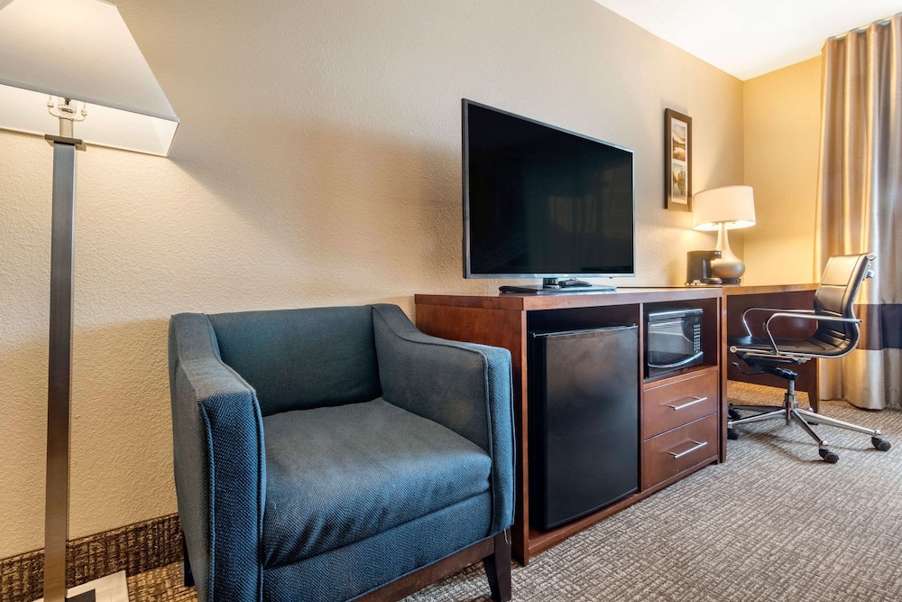 Comfort Inn & Suites South Hill I-85 17/22