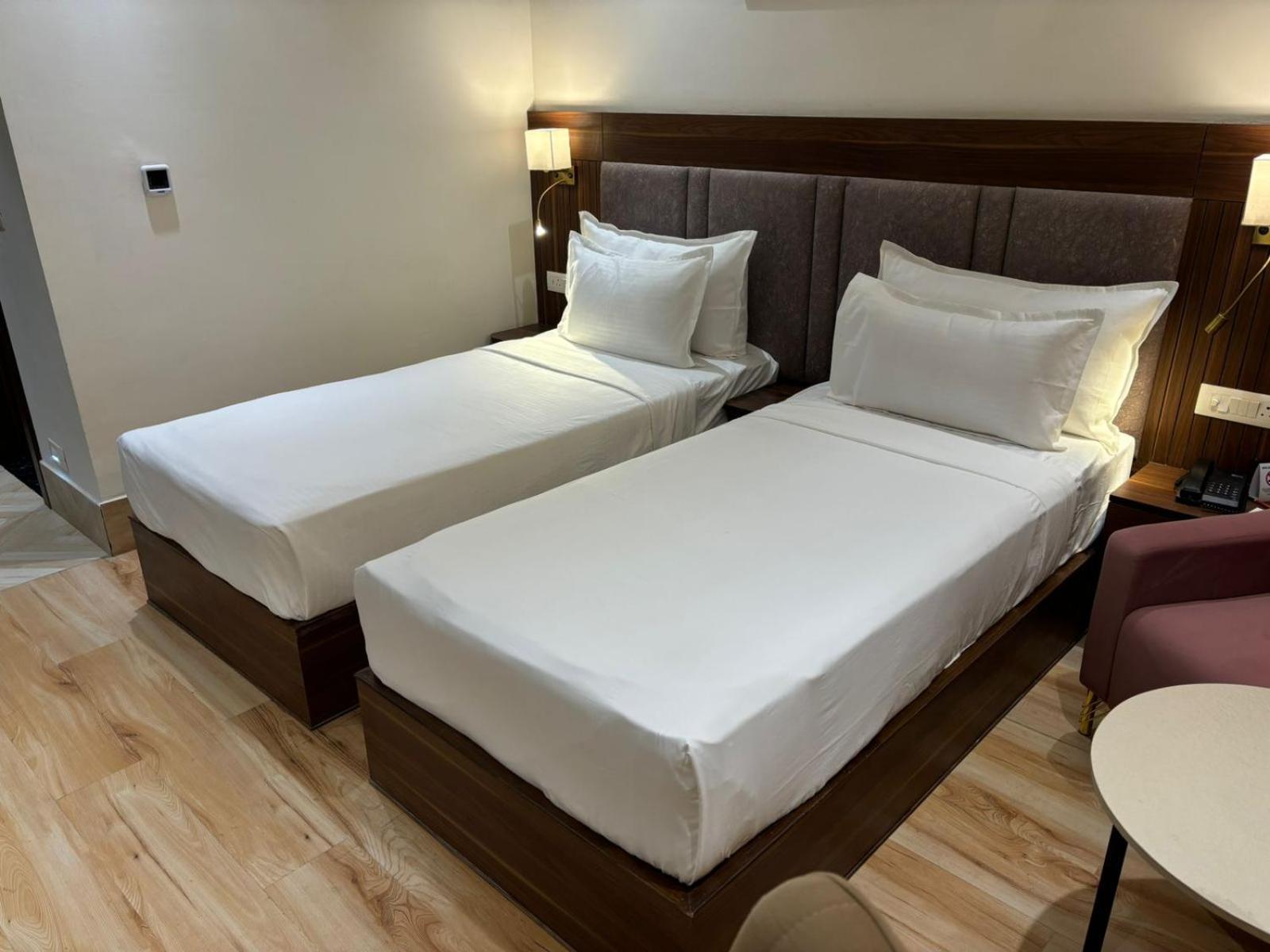 Clarks Inn Suites Agra 24/52