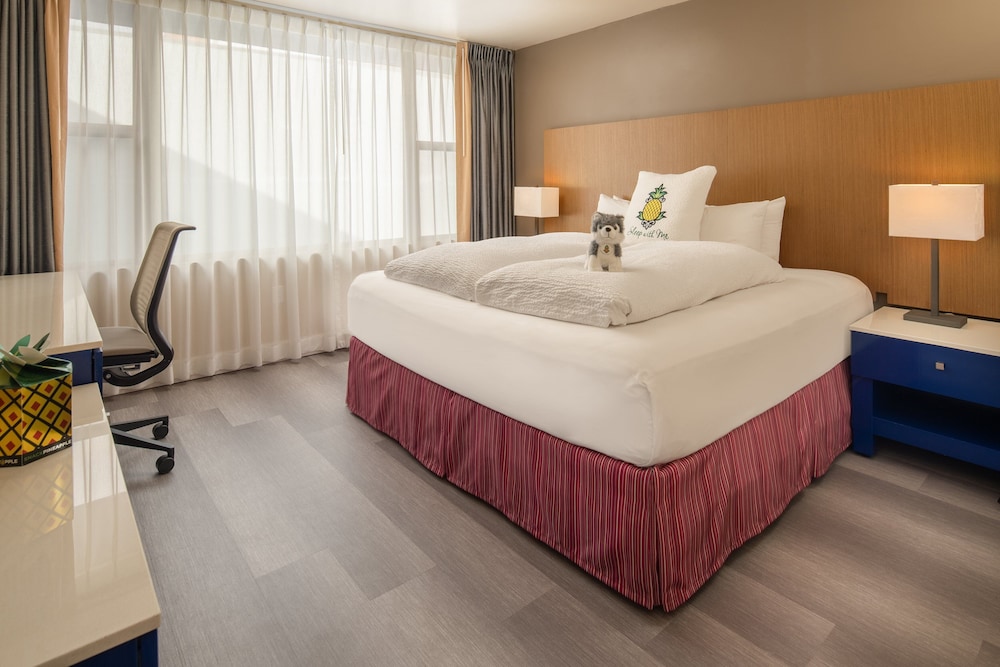 STUMPTOWN, KING BED, BATHTUB