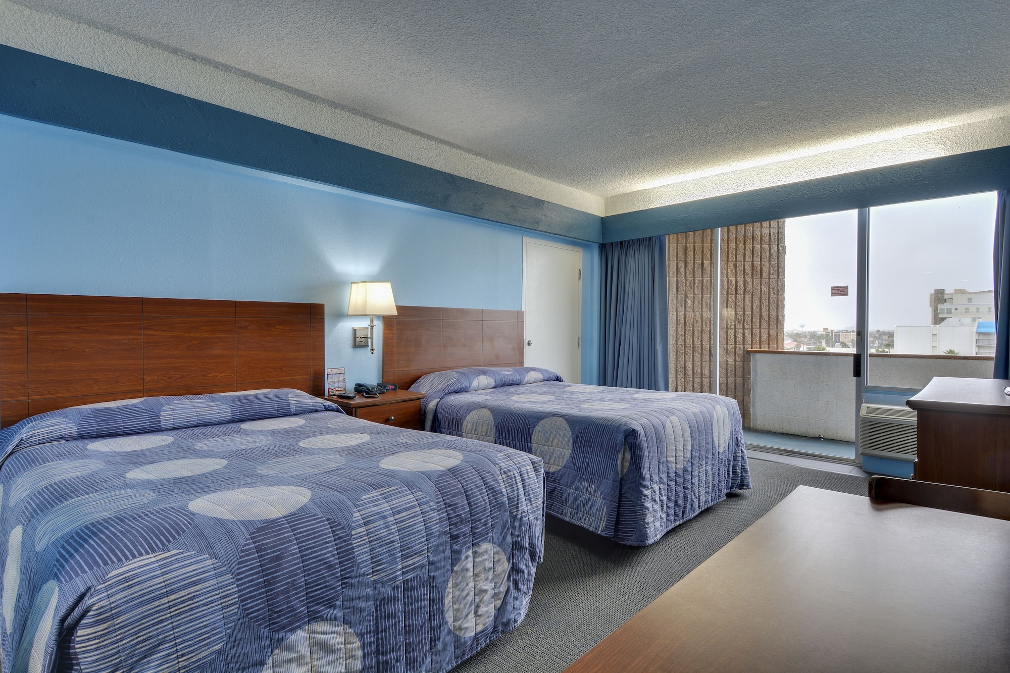 ROOM, QUEEN BED, SOUTH WING