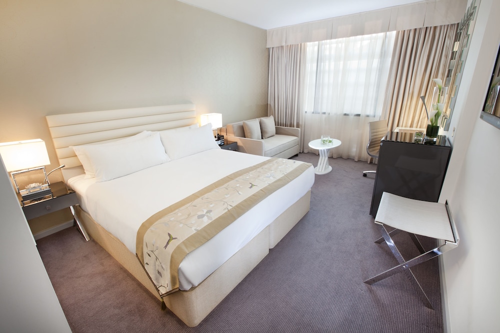 Dorsett Shepherds Bush 25/100