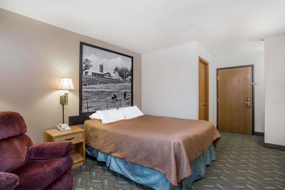 Super 8 by Wyndham Monroe WI 14/54