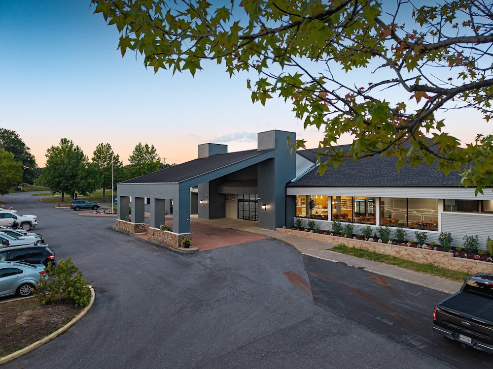 Holiday Lodge Hotel &amp; Conference Center 43/50