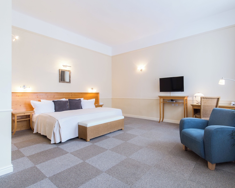 SUPERIOR, DOUBLE OR TWIN BED