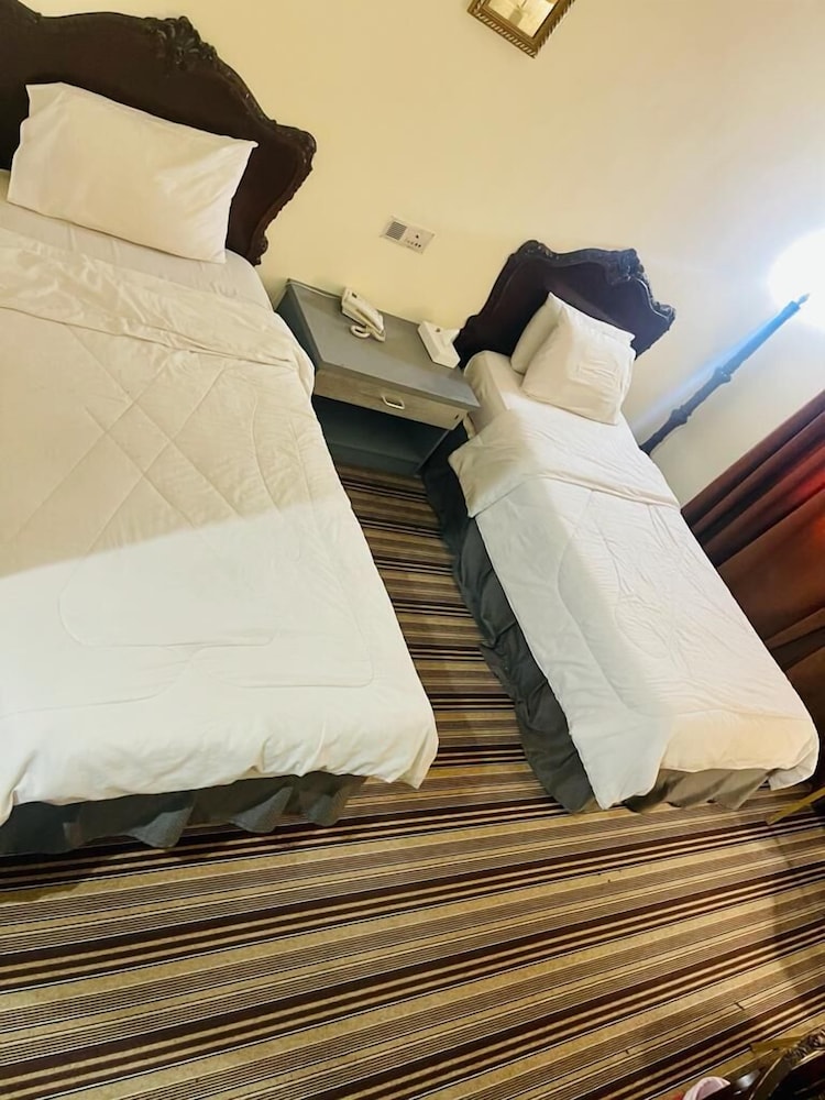 Al Commodore Hotel 11/40