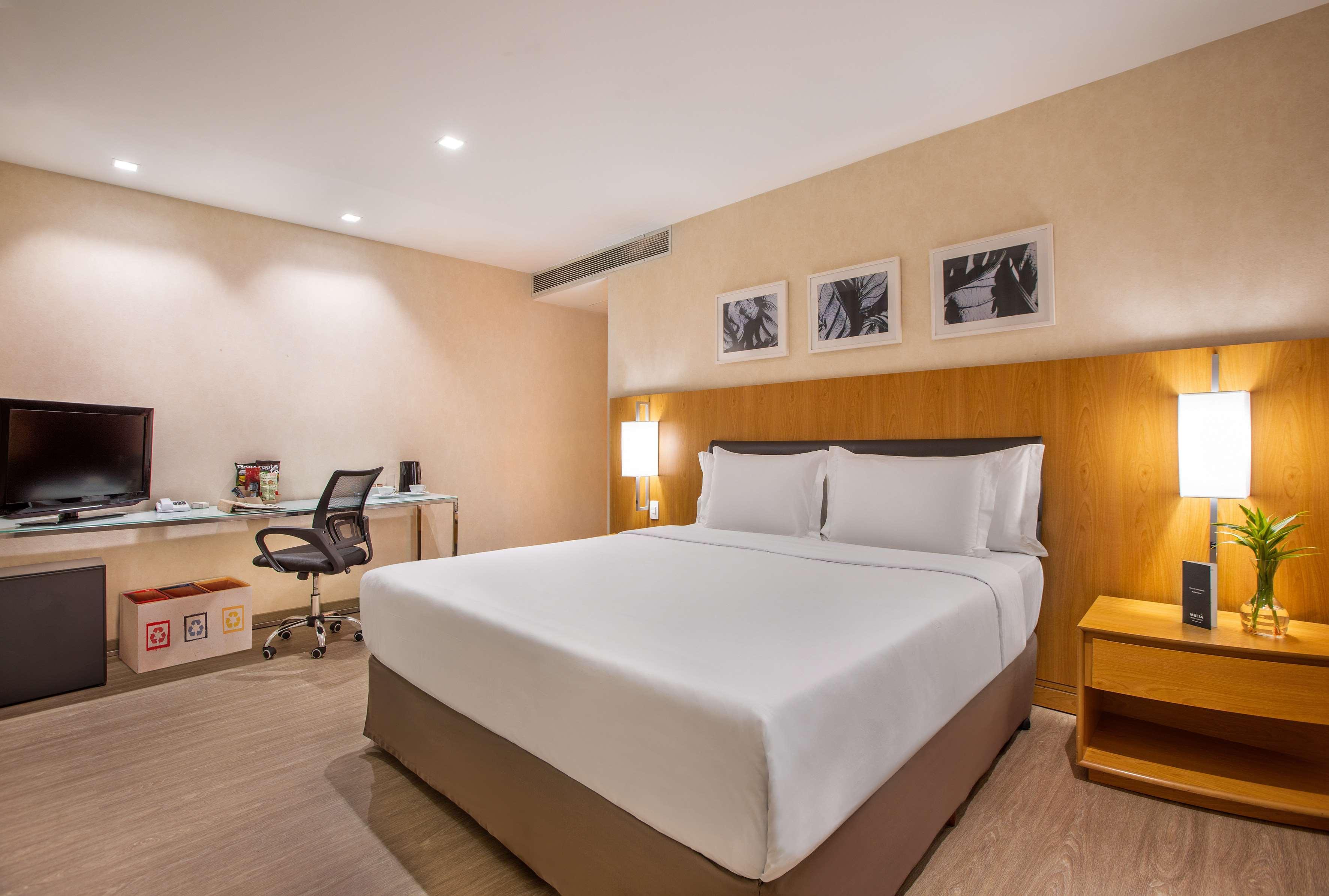 Room, Queen Bed, Green Floor