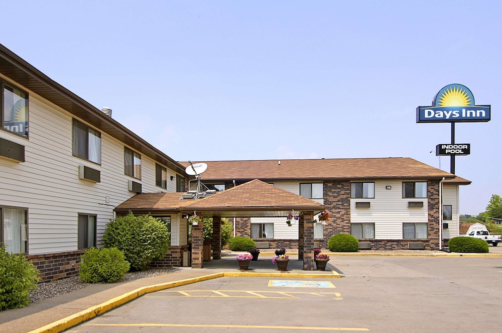 Days Inn & Suites by Wyndham Davenport East 2/39