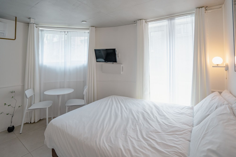 DELUXE, DOUBLE BED