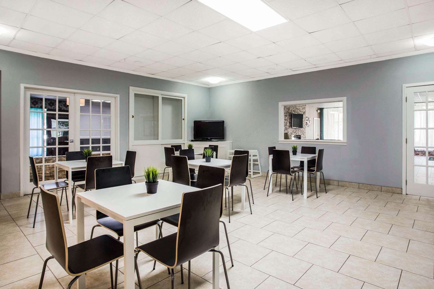 Quality Inn and Suites University Area NC 24/31