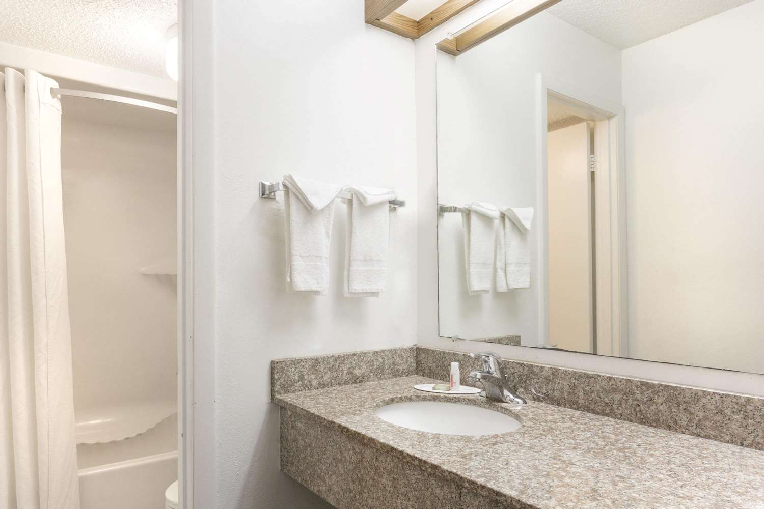 Super 8 By Wyndham Riviera Beach West Palm Beach 19/20