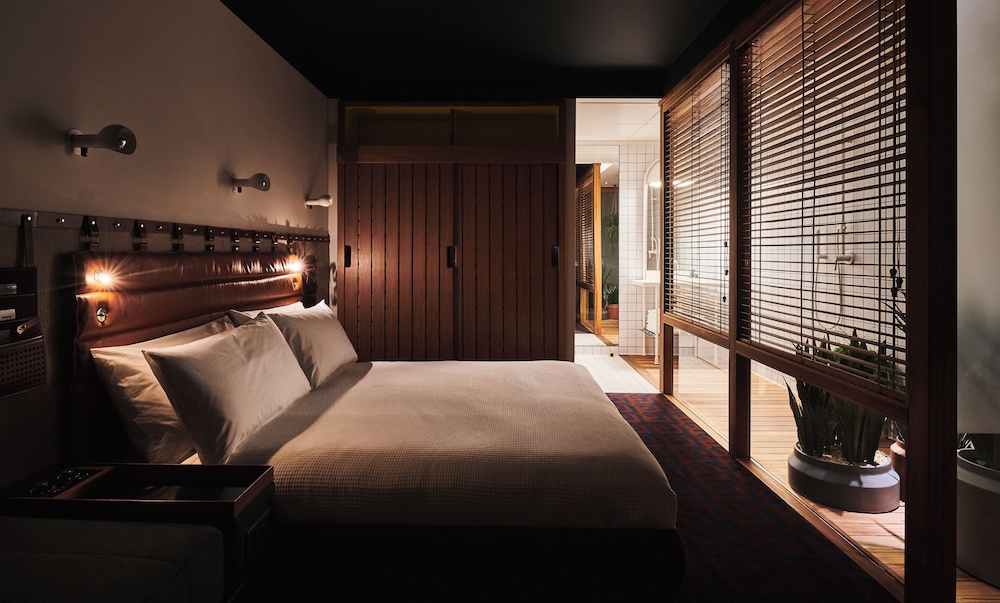 INTERIOR, STANDARD, KING BED, NO WINDOW