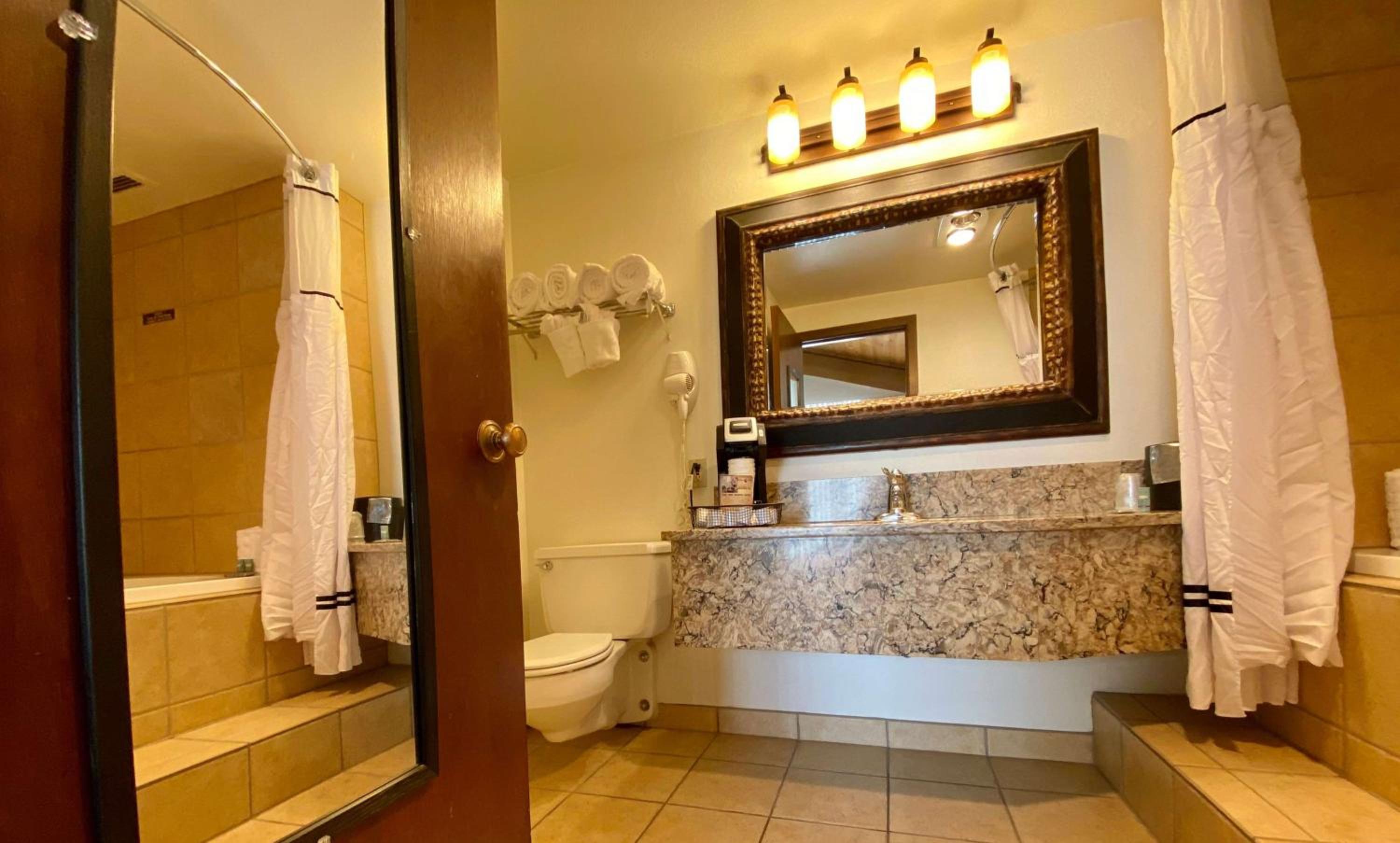 غرفة كبيرة بسرير كينج بحوض جاكوزي، Best Western Sheridan Center 3/4