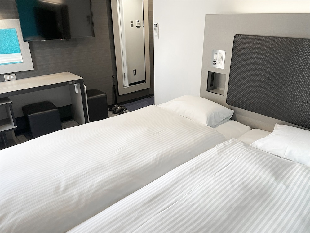 HOLLYWOOD, COMPACT, TWIN BEDS, SMOKING