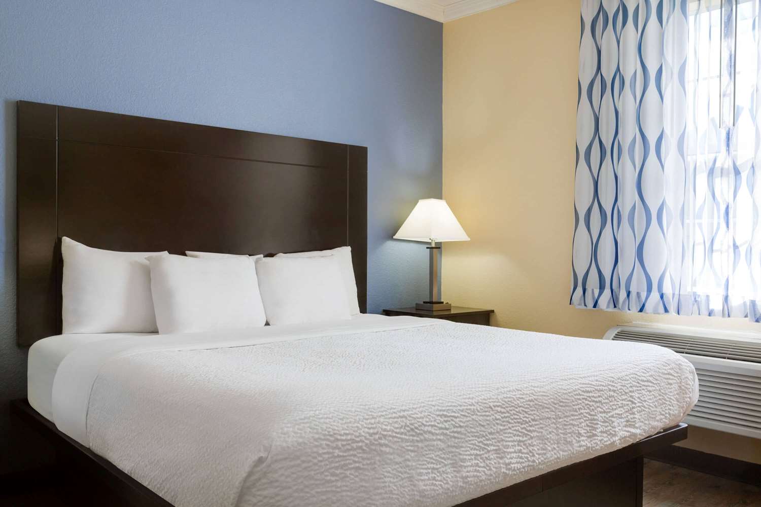 Days Inn and Suites by Wyndham Euless DFW Airport South 31/57