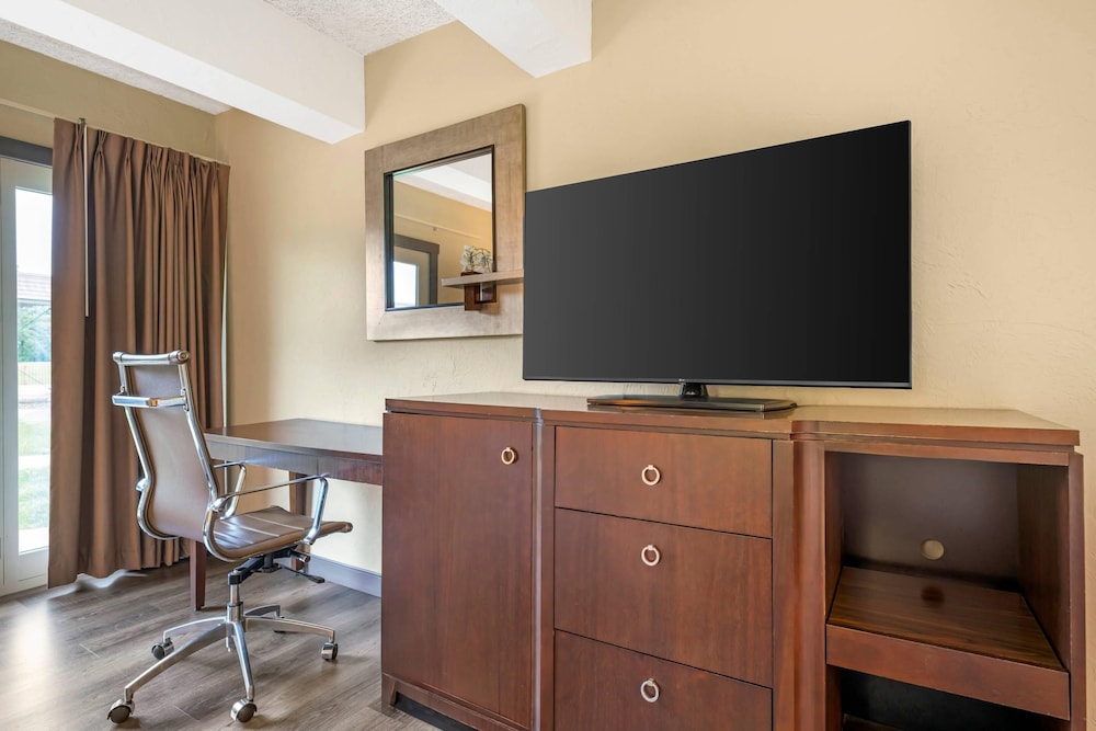 Fairway Inn and Suites Mishicot - Wi 40/50