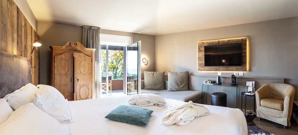 Rosa, Deluxe, Queen Bed