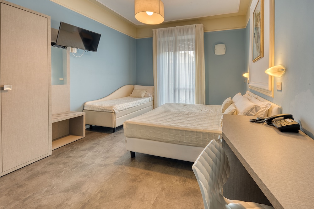 ROOM, QUADRUPLE