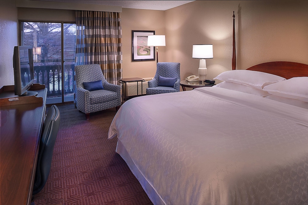 Sheraton Westport Lakeside Chalet 11/39