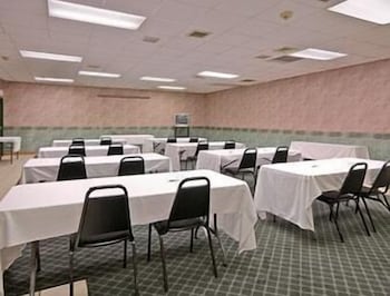 Days Inn By Wyndham St Clairsville 14/17