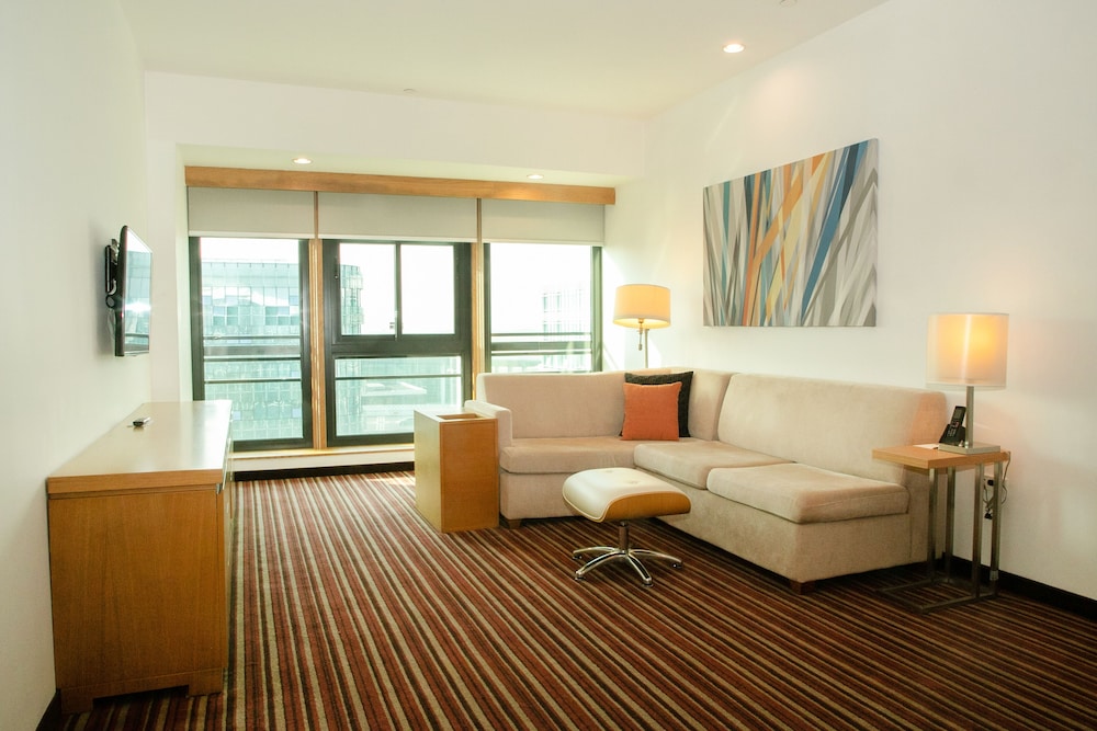 Hyatt Place Shenzhen Airport 42/70