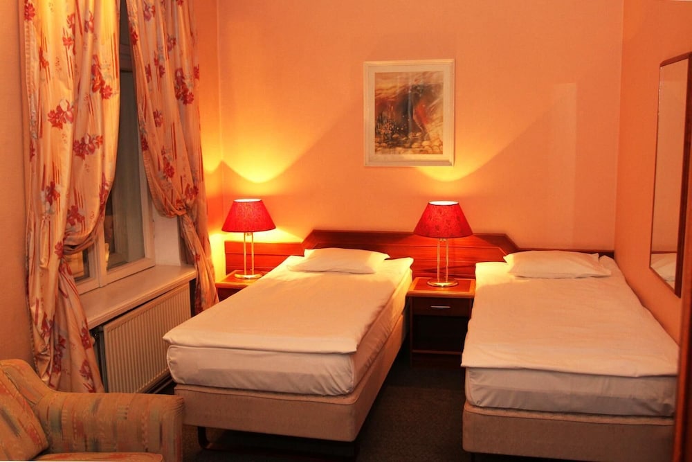 Victoria Hotel 30/49