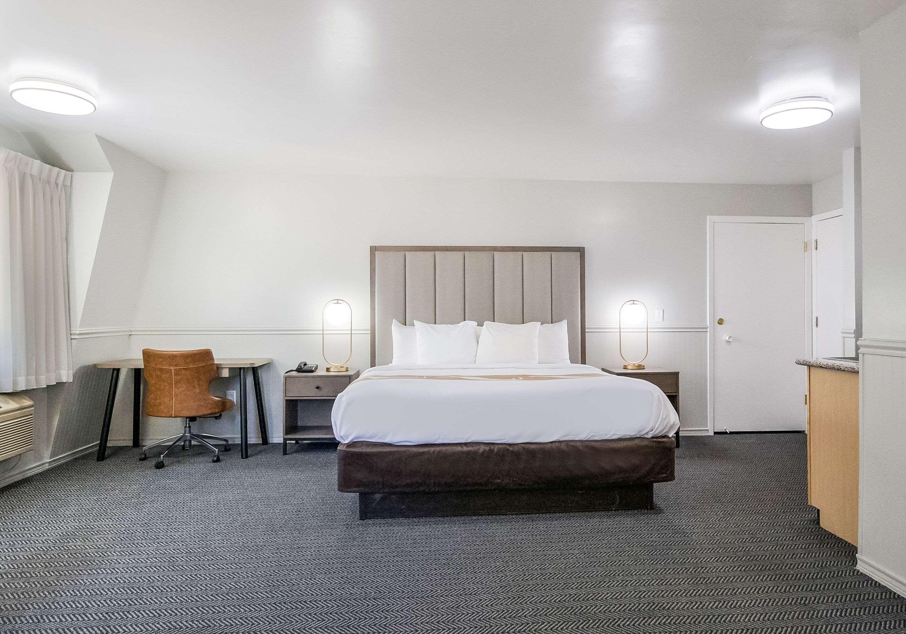EFFICIENCY, SUITE, KING BED