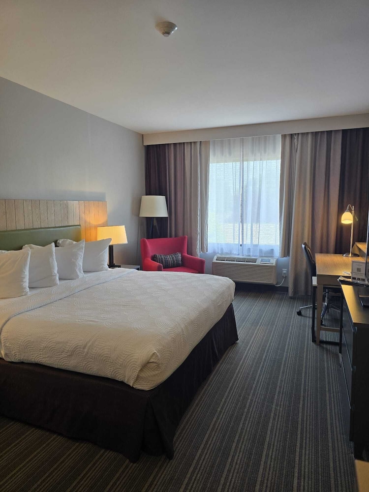 Country Inn and Suites By Radisson Belleville ON 8/49
