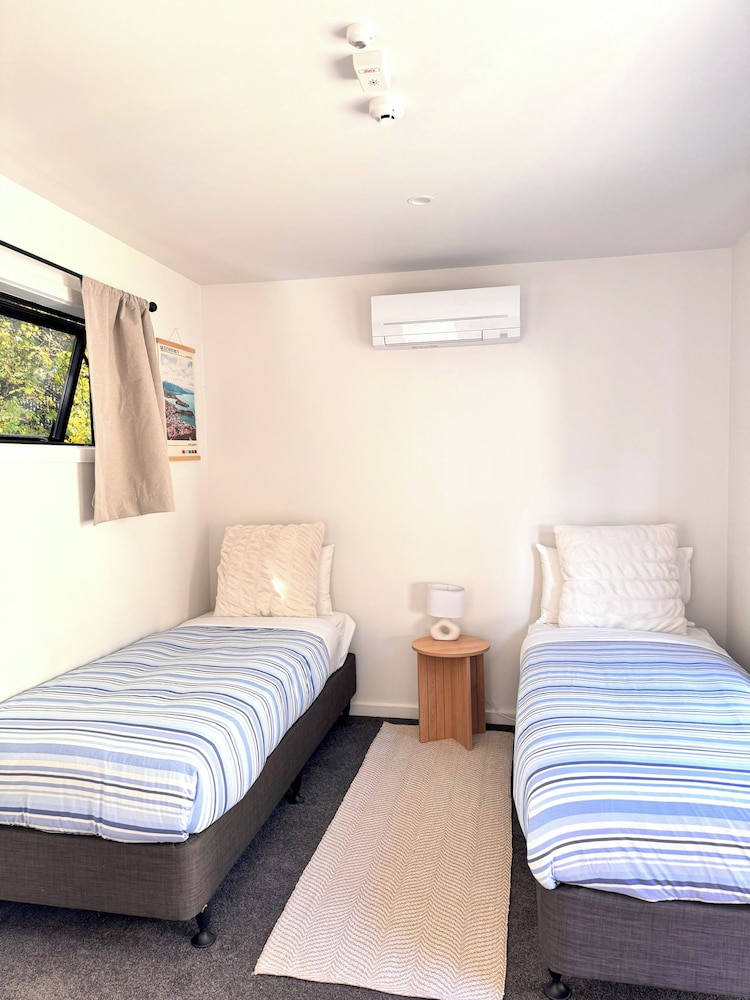 DELUXE, DOUBLE OR TWIN BED