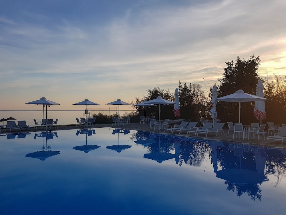 Alkinoos Beach Hotel 30/40