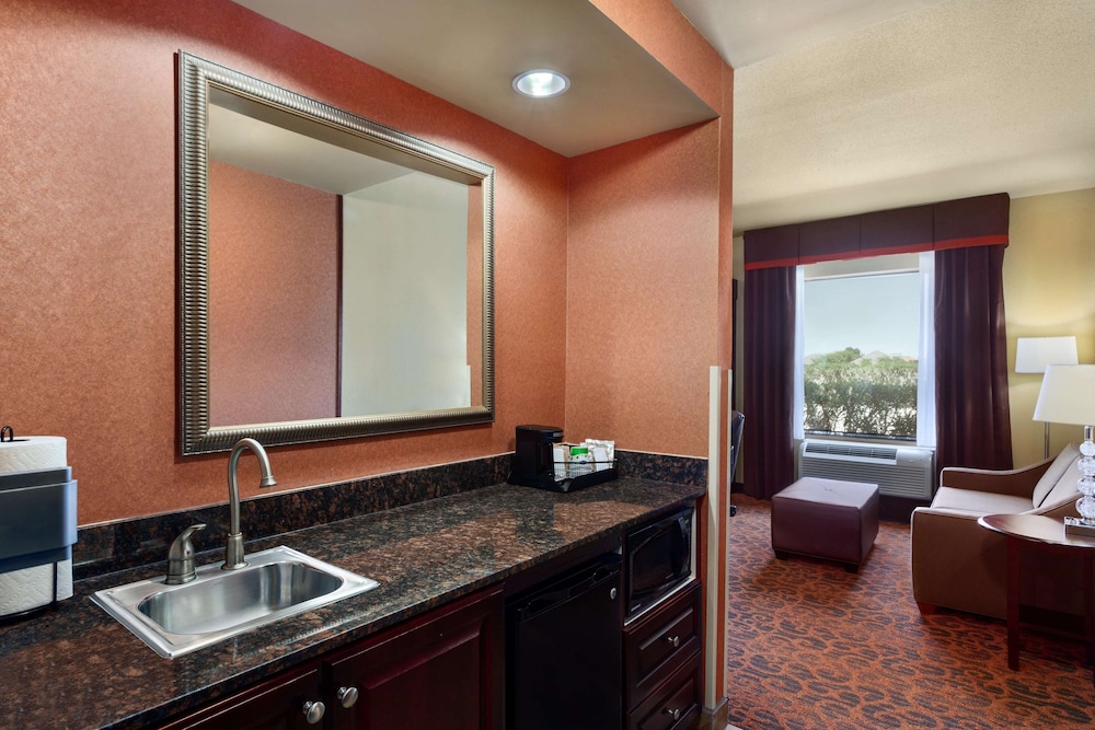 Hampton Inn & Suites Mission 44/54