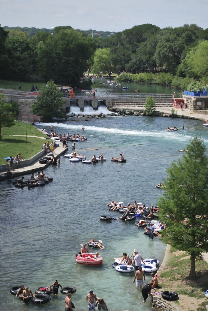 Courtyard New Braunfels River Village 68/78