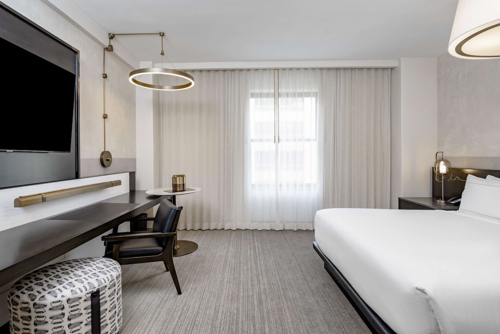 Hotel Fort Des Moines, Curio Collection by Hilton 24/81