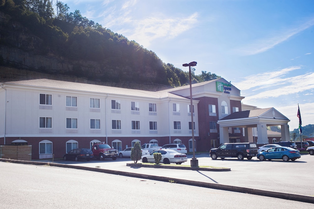 Holiday Inn Express and Suites Logan an IHG Hotel 66/71
