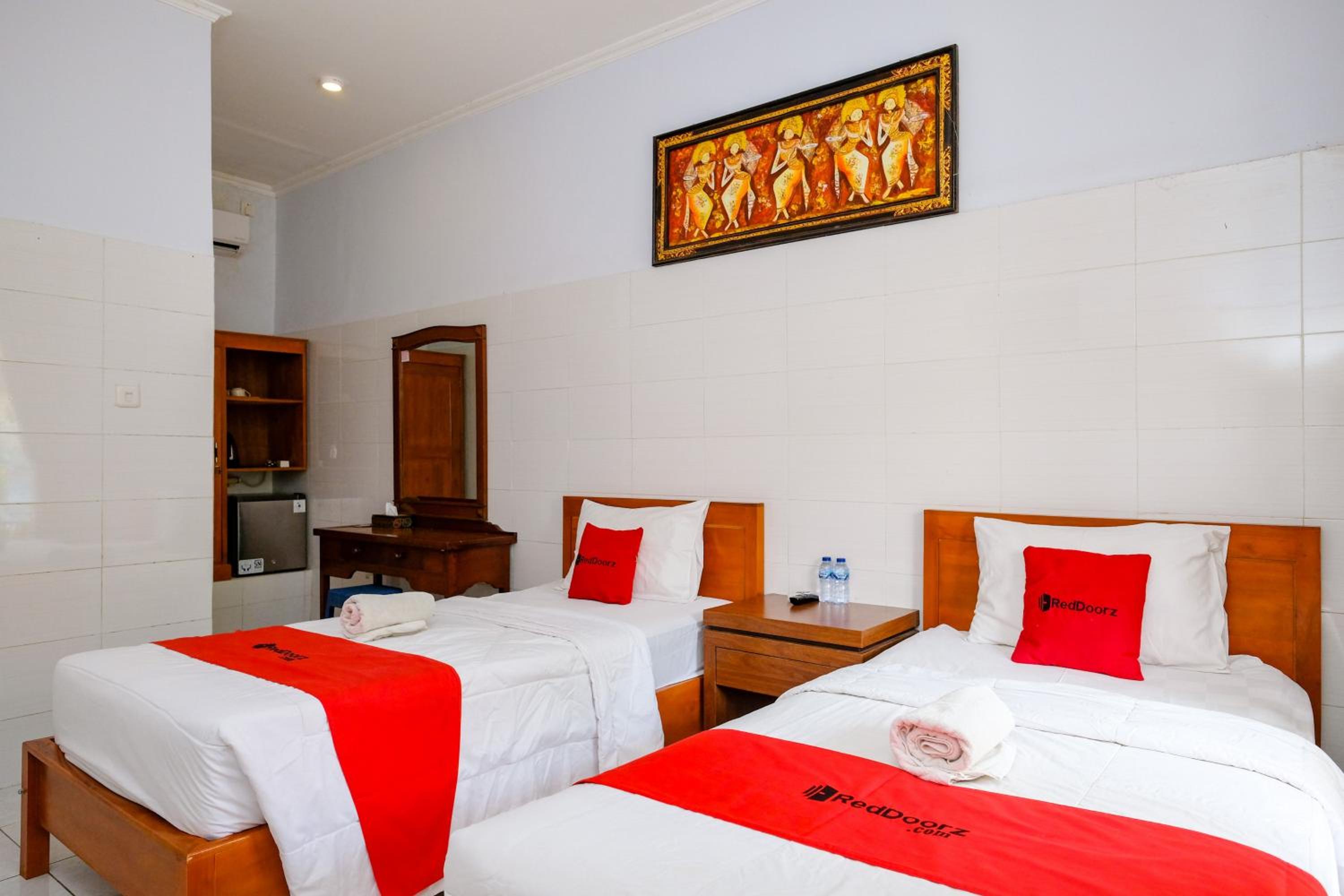 Deluxe, Twin Beds, RedDoorz Plus @ Singaraja 4/9