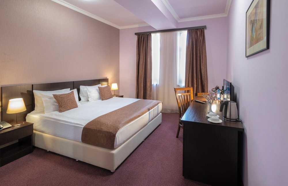 DELUXE, DOUBLE OR TWIN BED
