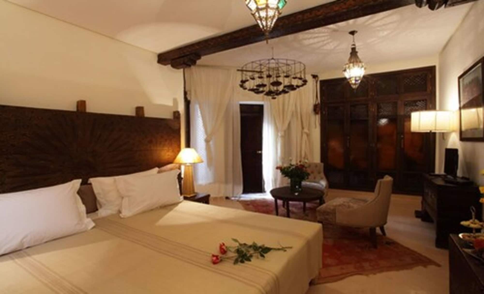 DELUXE, DOUBLE OR TWIN BED