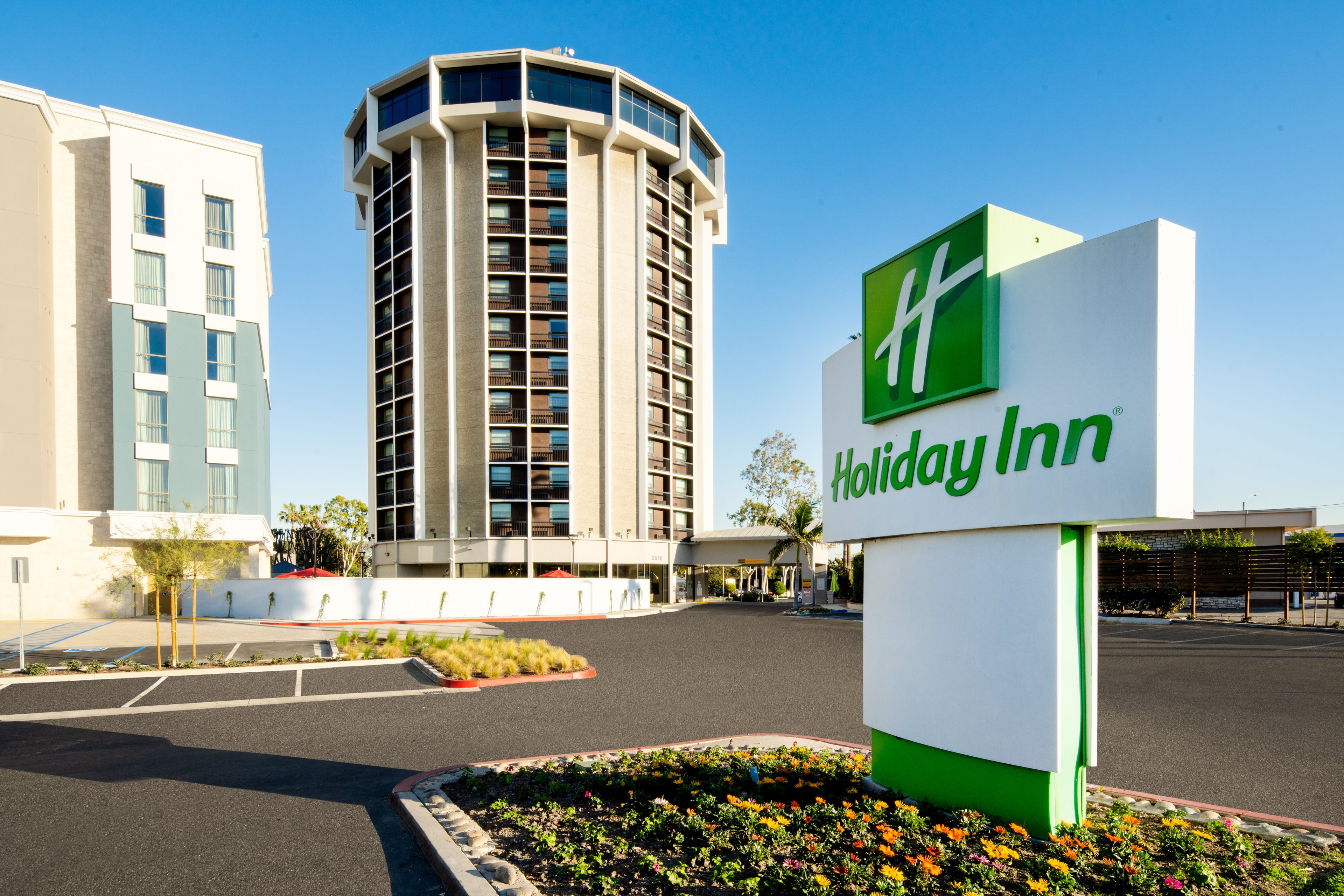 Holiday Inn Long Beach Airport 65/69