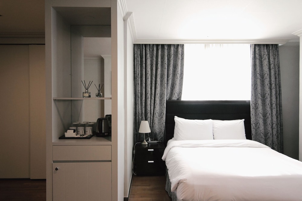 PREMIER, ECONOMY, FAMILY, LIGHT HOUSEKEEPING