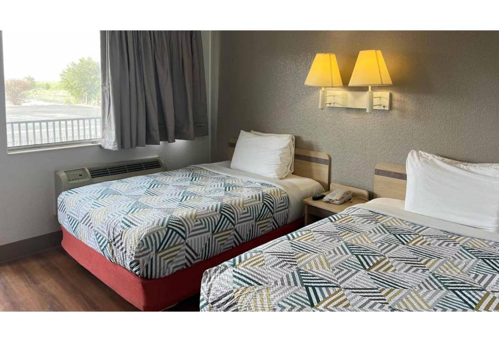 2 Full Beds - Non-Smoking, Micfridge
