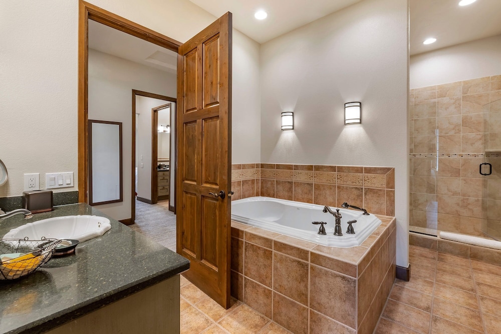 جناح بسريرين كينج وسريرين كوين بـ3 غرف نوم مع أريكة، Bluegreen Vacations Big Bear Village, an Ascend Collection Resort 8/8