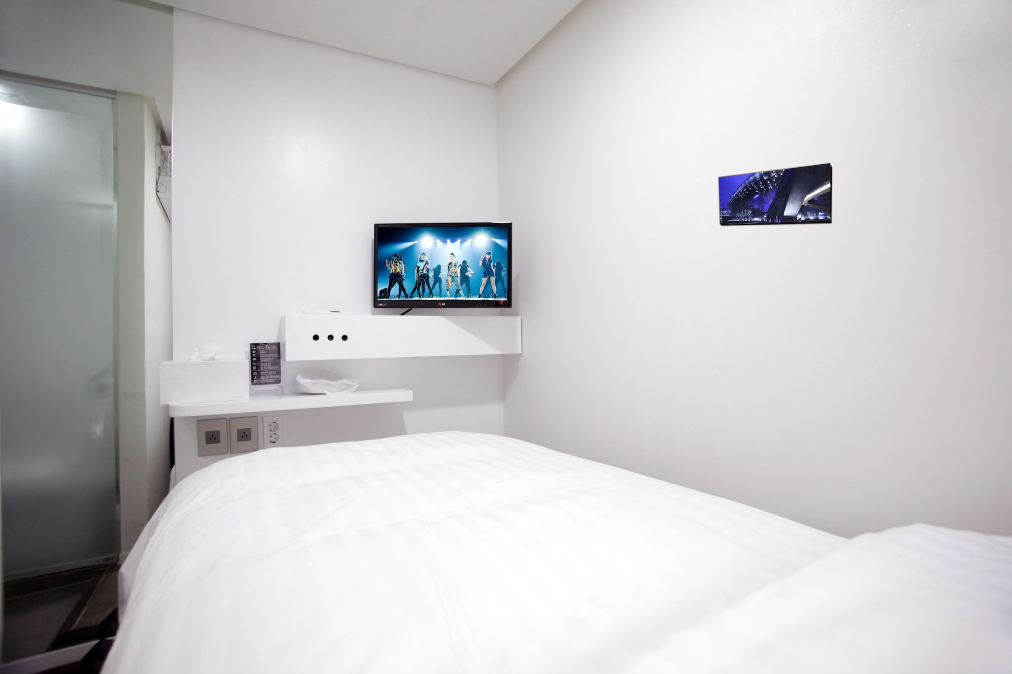 ROOM, SINGLE